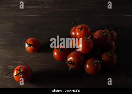 Tomates sur une table en bois Banque D'Images