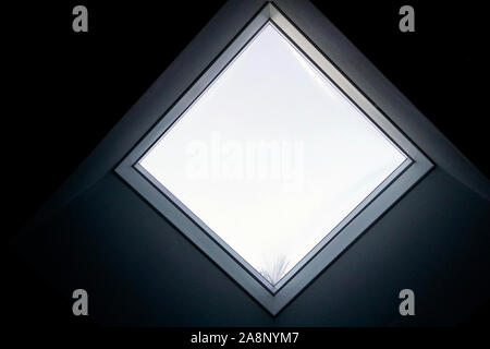 Close up Vue intérieure d'une seule fenêtre avec la place réelle d'épaisseur de mur noir, intérieur en verre clair transparent, profilé en aluminium gris. Banque D'Images