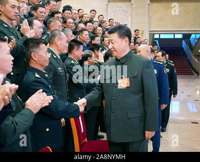 Beijing, Chine. 10 Nov, 2019. Le président chinois Xi Jinping, également secrétaire général du Parti communiste chinois (PCC) et président du Comité central de la Commission militaire centrale (CMC), rencontre les délégués assistant à une réunion sur le développement militaire au niveau primaire s'est tenue du 8 au 10 novembre à Beijing, capitale de la Chine. Crédit : Li Gang/Xinhua/Alamy Live News Banque D'Images