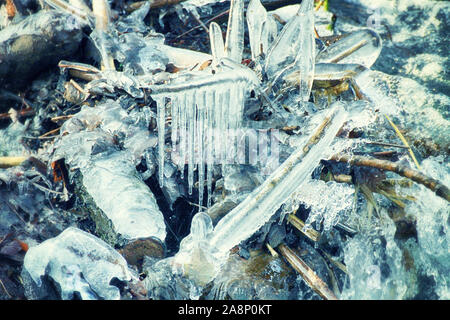 Les glaçons entre cours d'eau sur le bord d'une rivière gelée en hiver Banque D'Images