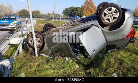 In Cappeln, Allemagne. 10 Nov, 2019. Après un retournement, une voiture est sur un garde-corps à côté de l'autoroute 1 (A1). Un 83-year-old femme voiture chauffeur évanoui au volant sur l'autoroute 1 et est mort dans un accident. La personne âgée a quitté la route le dimanche à In Cappeln, dans l'arrondissement de Cloppenburg et a obtenu dans une entrée parking, selon la police. Credit : Nord-West-Media TV/dpa/Alamy Live News Banque D'Images