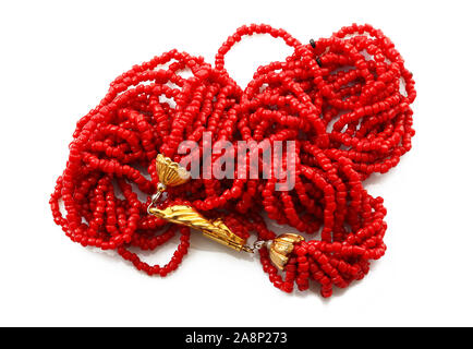 Collier de corail rouge sur fond blanc Banque D'Images