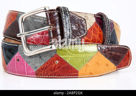 Une ceinture de cuir sur fond blanc Banque D'Images