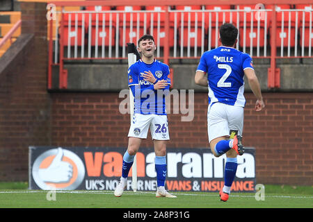 Gateshead, Royaume-Uni. 10 novembre 2019. L'Oldham Athletic Jonny Smith célèbre après avoir marqué leur deuxième but au cours de la FA Cup match entre Gateshead et à l'Oldham Athletic Gateshead Gateshead International Stadium, le dimanche 10 novembre 2019. (Crédit : Mark Fletcher | MI News) photographie peut uniquement être utilisé pour les journaux et/ou magazines fins éditoriales, licence requise pour l'usage commercial Crédit : MI News & Sport /Alamy Live News Banque D'Images