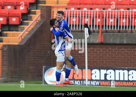 Gateshead, Royaume-Uni. 10 novembre 2019. L'Oldham Athletic Jonny Smith célèbre après avoir marqué leur deuxième but au cours de la FA Cup match entre Gateshead et à l'Oldham Athletic Gateshead Gateshead International Stadium, le dimanche 10 novembre 2019. (Crédit : Mark Fletcher | MI News) photographie peut uniquement être utilisé pour les journaux et/ou magazines fins éditoriales, licence requise pour l'usage commercial Crédit : MI News & Sport /Alamy Live News Banque D'Images