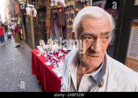 Un vieil homme la vente de marchandises, d'un décrochage dans les rues de Naples Banque D'Images