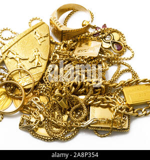 L'or précieux objets sur fond blanc Banque D'Images