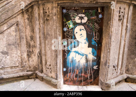 Un graffiti d'une vierge avec un symbole de recyclage au-dessus de sa tête Banque D'Images