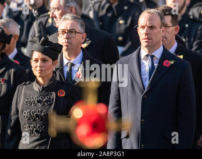 London UK 10 novembre 2019 Le dimanche du Jour du Souvenir au cénotaphe, Whitehall, Londres Priti Patel Accueil Secrétaire (à gauche) et Dominic Raab, secrétaire des Affaires étrangères DavidsonAlamy Ian Crédit Live News Banque D'Images