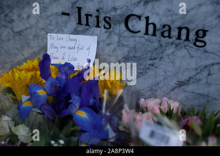 San Jose, États-Unis. 09Th Nov, 2019. Photo prise le 9 novembre 2019 montre un message écrit et présenté aux bouquets de fleurs Iris Chang à un parc commémoratif nommé d'après la fin de l'écrivain sino-américaine à San Jose, en Californie, aux États-Unis. Les villes américaines, San Jose en Californie a dévoilé l'État samedi un parc commémoratif nommé d'après la fin de l'écrivain américaine Iris Chang, qui était réputé pour son livre sur la deuxième guerre mondiale, l'histoire, y compris l'invasion japonaise de la Chine. Les 2,6 acres (environ 10 522 mètres carrés) Park dans le nord de San Jose a ouvert au public le 9 novembre, le 15e anniversaire Crédit : Xinhua/Alamy vivre Banque D'Images