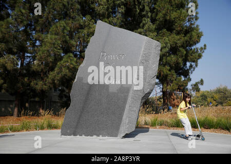 San Jose, États-Unis. 09Th Nov, 2019. Une fille joue avec un scooter de coup à un parc commémoratif nommé d'après la fin de l'écrivain américaine Iris Chang à San Jose, Californie, États-Unis, 9 novembre 2019. Les villes américaines, San Jose en Californie a dévoilé l'État samedi un parc commémoratif nommé d'après la fin de l'écrivain américaine Iris Chang, qui était réputé pour son livre sur la deuxième guerre mondiale, l'histoire, y compris l'invasion japonaise de la Chine. Les 2,6 acres (environ 10 522 mètres carrés) Park dans le nord de San Jose a ouvert au public le 9 novembre, le 15e anniversaire de la mort d'Iris Chang, auteur de la photo : Xinhua/Alamy vivre Banque D'Images