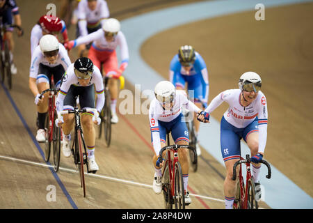 Les récipiendaires de la médaille d'argent du Grande-bretagne Elinor Barker (à gauche) et Katie Archibald au cours d'un changement par rapport à l'événement au cours de Madison la troisième journée de la Coupe du Monde de Cyclisme sur Piste UCI au Sir Chris Hoy vélodrome, Glasgow. Banque D'Images