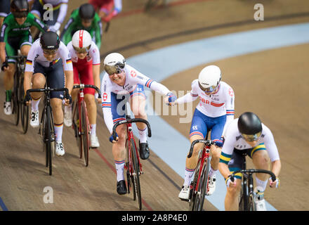 Les récipiendaires de la médaille d'argent du Grande-bretagne Elinor Barker (à gauche) et Katie Archibald au cours d'un changement par rapport à l'événement au cours de Madison la troisième journée de la Coupe du Monde de Cyclisme sur Piste UCI au Sir Chris Hoy vélodrome, Glasgow. Banque D'Images