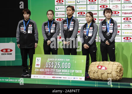 Tokyo, Japon. 10 Nov, 2019. L'équipe du Japon pour les caméras pose pendant la cérémonie de remise des prix après avoir perdu contre la Chine au cours de la Fédération Internationale de Tennis de Table (ITTF) Coupe du Monde Tokyo 2019 au Tokyo Metropolitan Gymnasium. La Chine bat le Japon 3-0. Credit : Rodrigo Reyes Marin/ZUMA/Alamy Fil Live News Banque D'Images