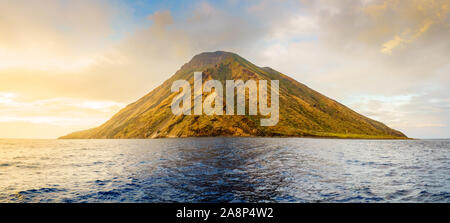 Vue panoramique de l'île de Stromboli dans la mer Tyrrhénienne au coucher du soleil Banque D'Images