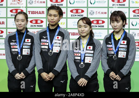 Tokyo, Japon. 10 Nov, 2019. L'équipe du Japon pour les caméras pose pendant la cérémonie de remise des prix après avoir perdu contre la Chine au cours de la Fédération Internationale de Tennis de Table (ITTF) Coupe du Monde Tokyo 2019 au Tokyo Metropolitan Gymnasium. La Chine bat le Japon 3-0. Credit : Rodrigo Reyes Marin/ZUMA/Alamy Fil Live News Banque D'Images