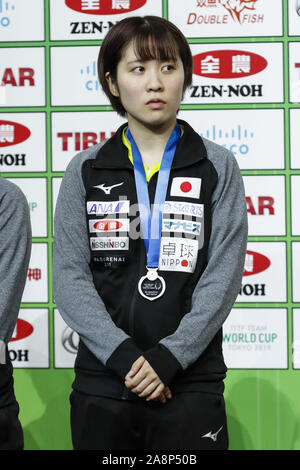 Tokyo, Japon. 10 Nov, 2019. Miu Hirano du Japon pose pour les caméras au cours de la cérémonie de remise des prix après avoir perdu contre la Chine au cours de la Fédération Internationale de Tennis de Table (ITTF) Coupe du Monde Tokyo 2019 au Tokyo Metropolitan Gymnasium. La Chine bat le Japon 3-0. Credit : Rodrigo Reyes Marin/ZUMA/Alamy Fil Live News Banque D'Images