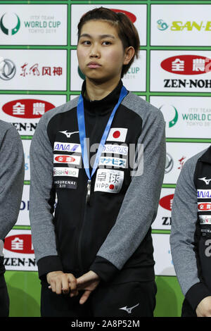 Tokyo, Japon. 10 Nov, 2019. Hitomi Sato du Japon pose pour les caméras au cours de la cérémonie de remise des prix après avoir perdu contre la Chine au cours de la Fédération Internationale de Tennis de Table (ITTF) Coupe du Monde Tokyo 2019 au Tokyo Metropolitan Gymnasium. La Chine bat le Japon 3-0. Credit : Rodrigo Reyes Marin/ZUMA/Alamy Fil Live News Banque D'Images