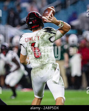 09 novembre 2019 - Louisville Cardinals quarterback Evan Conley (6) met en place de passer la balle au cours d'un match de football contre le collège Les ouragans à Miami le Hard Rock Stadium de Miami Gardens, en Floride. Les Hurricanes ont remporté 52-27. Mario Houben/CSM Banque D'Images