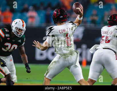 09 novembre 2019 - Louisville Cardinals quarterback Evan Conley (6) jette une note lors d'un match de football contre le collège Les ouragans à Miami le Hard Rock Stadium de Miami Gardens, en Floride. Les Hurricanes ont remporté 52-27. Mario Houben/CSM Banque D'Images