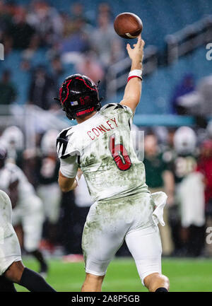 09 novembre 2019 - Louisville Cardinals quarterback Evan Conley (6) lance la balle lors d'un match de football contre le collège Les ouragans à Miami le Hard Rock Stadium de Miami Gardens, en Floride. Les Hurricanes ont remporté 52-27. Mario Houben/CSM Banque D'Images