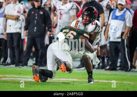 09 novembre 2019 : Miami Hurricanes secondeur Michael Pinckney (56) note les Louisville Cardinals tight end Marshon Ford (83) lors d'un match de football collégial au Hard Rock Stadium de Miami Gardens, en Floride. Les Hurricanes ont remporté 52-27. Mario Houben/CSM Banque D'Images