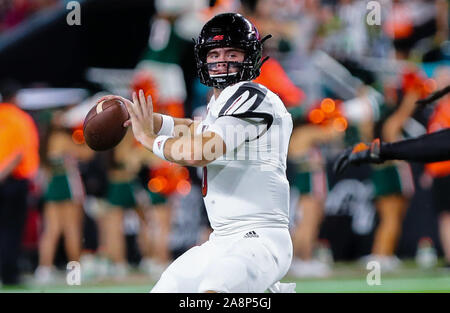 09 novembre 2019 - Louisville Cardinals quarterback Evan Conley (6) se prépare à passer au cours d'un match de football contre le collège Les ouragans à Miami le Hard Rock Stadium de Miami Gardens, en Floride. Les Hurricanes ont remporté 52-27. Mario Houben/CSM Banque D'Images