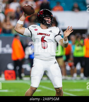 09 novembre 2019 - Louisville Cardinals quarterback Evan Conley (6) se prépare à passer au cours d'un match de football contre le collège Les ouragans à Miami le Hard Rock Stadium de Miami Gardens, en Floride. Les Hurricanes ont remporté 52-27. Mario Houben/CSM Banque D'Images