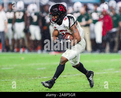 09 novembre 2019 - Louisville Cardinals running back Javian Hawkins (10) s'exécute avec la balle après un transfert au cours d'un match de football contre le collège Les ouragans à Miami le Hard Rock Stadium de Miami Gardens, en Floride. Les Hurricanes ont remporté 52-27. Mario Houben/CSM Banque D'Images