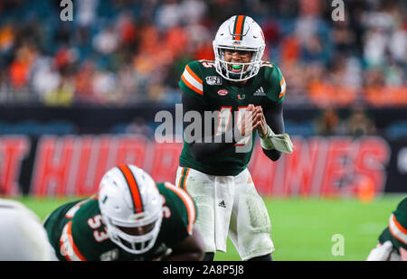 09 novembre 2019 : Miami Hurricanes quarterback Jarren Williams (15) en action lors d'un match de football contre le collège Louisville Cardinals au Hard Rock Stadium de Miami Gardens, en Floride. Les Hurricanes ont remporté 52-27. Mario Houben/CSM Banque D'Images