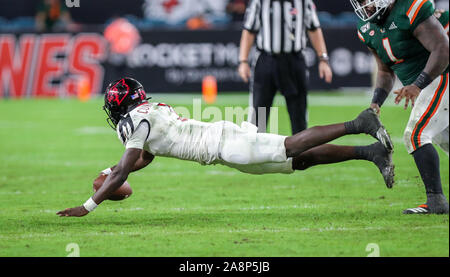 09 novembre 2019 - Louisville Cardinals quarterback Micale Cunningham (3) avances la balle lors d'un match de football contre le collège Les ouragans à Miami le Hard Rock Stadium de Miami Gardens, en Floride. Les Hurricanes ont remporté 52-27. Mario Houben/CSM Banque D'Images