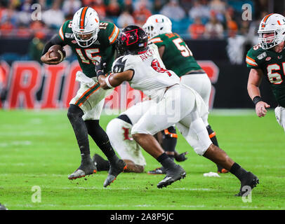 09 novembre 2019 : Miami Hurricanes quarterback Jarren Williams (15) avances la balle sous la pression de Louisville Cardinals linebacker C.J. Avery (9) lors d'un match de football collégial au Hard Rock Stadium de Miami Gardens, en Floride. Les Hurricanes ont remporté 52-27. Mario Houben/CSM Banque D'Images