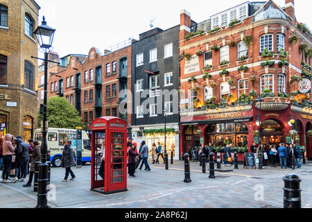 Consommateurs et aux touristes dans Shelton Street, Covent Garden, Londres, UK Banque D'Images