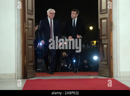 Berlin, Allemagne. 10 Nov, 2019. Le président, Frank-Walter Steinmeier (l) se réjouit Emmanuel Macron, Président de la France, pour le château de Bellevue. Credit : Soeren Stache/dpa-Zentralbild/dpa/Alamy Live News Banque D'Images