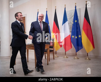 Berlin, Allemagne. 10 Nov, 2019. Le président, Frank-Walter Steinmeier (r) se félicite Emmanuel Macron, Président de la France, pour le château de Bellevue. Credit : Soeren Stache/dpa-Zentralbild/dpa/Alamy Live News Banque D'Images