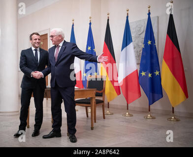 Berlin, Allemagne. 10 Nov, 2019. Le président, Frank-Walter Steinmeier (r) se félicite Emmanuel Macron, Président de la France, pour le château de Bellevue. Credit : Soeren Stache/dpa-Zentralbild/dpa/Alamy Live News Banque D'Images