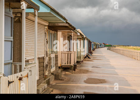 Nuages gris sur les cabanes de plage de Sandilands, Lincolnshire, Angleterre, RU Banque D'Images