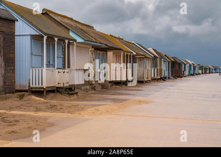 Nuages gris sur les cabanes de plage de Sandilands, Lincolnshire, Angleterre, RU Banque D'Images