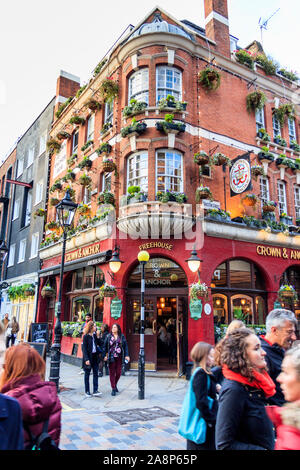 Consommateurs et aux touristes dans la région de Neal Street, Covent Garden, Londres, UK Banque D'Images