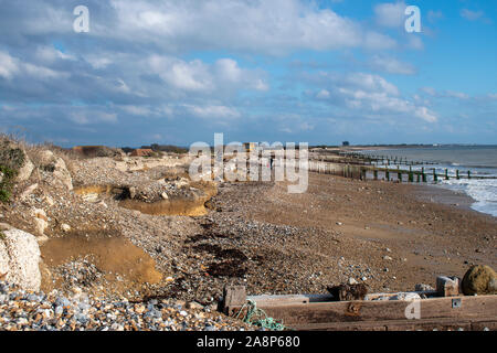 Climping Beach, West Sussex, Angleterre, le 10 novembre 2019, où une tempête a emporté le sentier et provoqua l'érosion des plages. Banque D'Images