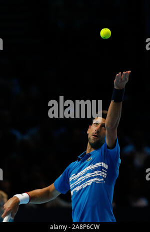 Londres, Royaume-Uni. 10 Nov, 2019. 10 novembre 2019, O2 Arena, London, England ; Nitto ATP Tennis Finale, Novak Djokovic (SRB) sert à Matteo Berrettini (ITA) - usage éditorial : Action Crédit Plus Sport Images/Alamy Live News Banque D'Images