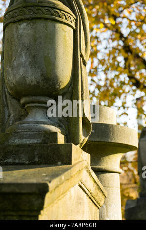 Pierres tombales anciennes, architecture d'informations sur la journée ensoleillée d'automne de l'ancien cimetière de l'époque victorienne en nécropole Royaume-uni. La religion et la mort thème. Gla Banque D'Images