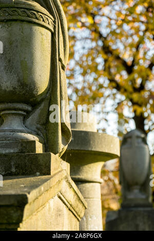 Pierres tombales anciennes, architecture d'informations sur la journée ensoleillée d'automne de l'ancien cimetière de l'époque victorienne en nécropole Royaume-uni. La religion et la mort thème. Gla Banque D'Images