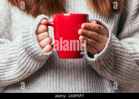 Photo de a woman's hand holding a coffee mug Banque D'Images