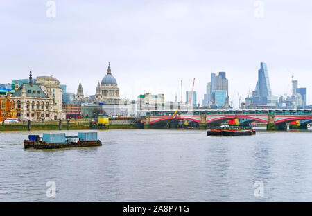Vue sur la ville de Londres avec la Tamise en journée nuageux. Banque D'Images