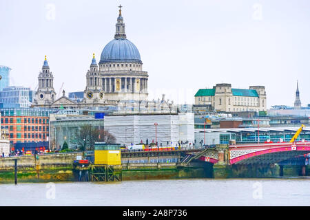 Vue sur la ville de Londres avec la Tamise en journée nuageux. Banque D'Images