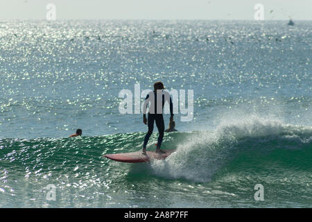 Surfers sur Supertubos - une plage populaire des surfeurs à Peniche au Portugal Banque D'Images