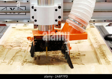 Une mouture de planche de bois. Traitement des panneaux de bois sur les machines de fraisage CNC coordonner. Machine à bois CNC. Banque D'Images