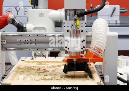 Une mouture de planche de bois. Traitement des panneaux de bois sur les machines de fraisage CNC coordonner. Machine à bois CNC. Banque D'Images