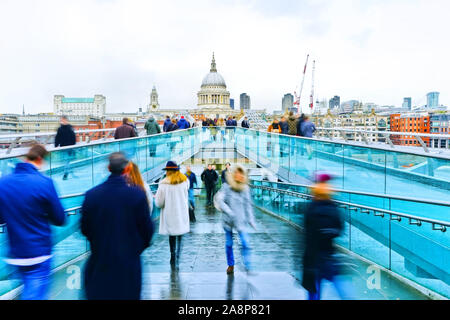 Vue depuis le pont Millennium avec de nombreux passagers traversant Londres. Banque D'Images